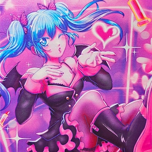 Puede incluir: Una ilustración digital de un personaje de dibujos animados con cabello azul, ropa rosa y negra y una cola de diablo. El personaje está en pose con una pierna levantada y una mano extendida. El fondo es rosa con corazones y estrellas.