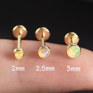 Pendiente de botón de ópalo blanco en oro de 14 quilates: plata de ley, cartílago, hélice, trago, sin rosca, parte trasera plana