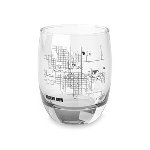 Könnte beinhalten: Ein klares, stieloses Glas mit einem schwarz-weißen Kartendesign. Die Karte zeigt den Stadtplan von Broken Bow, mit dem Stadtnamen unten aufgedruckt. Das Glas ist zylindrisch mit einem abgerundeten Boden.