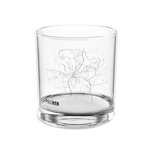 Pode incluir: Um copo de vidro transparente com um design de mapa em preto e branco. A palavra "PULLMAN" está impressa na parte inferior do copo. O mapa representa uma cidade.