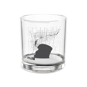 Puede incluir: Un vaso de vidrio transparente con un mapa de Appleton, Wisconsin, impreso en el lateral. El mapa es en blanco y negro, con el contorno de la ciudad en forma gris. La palabra "APPLETON" está impresa en negro, en fuente sans-serif.