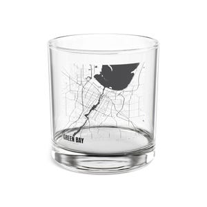 Peut inclure: Un verre transparent avec une carte détaillée en noir et blanc de Green Bay, Wisconsin. Le nom de la ville est imprimé en bas. Le verre est cylindrique avec une base épaisse.