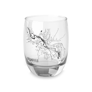 以下が含まれることがあります： スプリングフィールドの白黒地図がプリントされた、透明な脚のないグラス。 グラスの底には都市名が印刷されています。 グラスは丸みを帯びた形状で、飲み物用です。