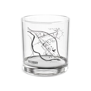 Könnte beinhalten: Ein durchsichtiger Glasbecher mit einer schwarz-weißen Umrisskarte von Waterbury, Connecticut, die auf der Seite aufgedruckt ist. Der Text "WATERBURY, CONNECTICUT" ist unter der Karte aufgedruckt.