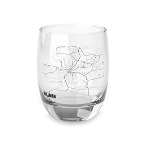 Pode incluir: Um copo de vinho transparente, sem haste, com um mapa de linhas pretas de Pullman, Washington. A palavra "PULLMAN" está impressa em preto na parte inferior do copo. O copo tem uma forma arredondada e contém um líquido transparente.