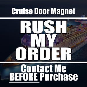 Op de afbeelding: Een magneet voor een cruise-deur met de tekst "Rush My Order" en "Contact Me Before Purchase". De magneet heeft een kleurrijk beeld van een cruiseschip.