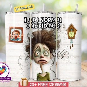 Puede incluir: Un vaso blanco con una ilustración de dibujos animados de una persona con el pelo desordenado y el texto "Yo era normal hace un niño". El vaso está decorado con un reloj de cuco y una pequeña imagen de una persona con una expresión de sorpresa.