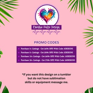 K&ouml;nnte beinhalten: Rosaer Hintergrund mit gr&uuml;nen Bl&auml;ttern auf beiden Seiten. Ein violettes Herz mit wei&szlig;em Rand und einem rosa-violetten Design im Inneren befindet sich oben im Bild. Der Text "Creative Pulse Design" befindet sich unter dem Herzen. Eine violette Linie mit einem Herzschlagmuster befindet sich unter dem Text. Der Text "PROMO CODES" ist in violett. Unter dem Text befinden sich vier Aufz&auml;hlungszeichen mit violetten Kreisen. Jeder Aufz&auml;hlungspunkt listet einen Rabatt f&uuml;r den Kauf einer bestimmten Anzahl von Eintr&auml;gen auf. Der Text "*Wenn Sie dieses Design auf einem Becher haben m&ouml;chten, aber keine Sublimationsf&auml;higkeiten oder -ausr&uuml;stung haben, schreiben Sie mir." befindet sich unten im Bild.