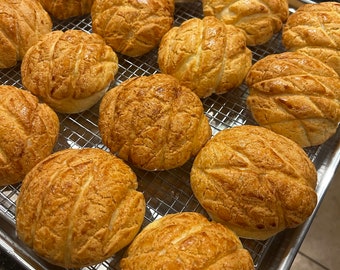 Crispy Sourdough Pineapple Buns, Polo Bun, Hong Kong Style Sweet Buns Topped with Sugar Cookie Topping (pack of 4)