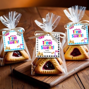Könnte beinhalten: Drei transparente Cellophantüten gefüllt mit Hamantaschen-Keksen, einem traditionellen jüdischen Gebäck für Purim. Jede Tüte hat ein buntes Etikett mit dem Text "a Purim Treat for someone so Sweet!" und "From, The Cohens".
