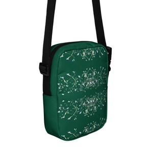 Bolso bandolera utilitario con diseño de patrón verde de la pintura artística original hecha a mano por el artista 13Katydids™, resistente al agua, duradero, bolsillos