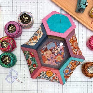 PDF-PATROON: Bloesemmand – Quilt-As-You-Go Hexie Bowl, naaiconcept, handnaaipatroon, handquilten, zeshoekige schaal