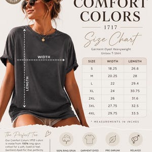 Pu&ograve; includere: Una t-shirt unisex grigio antracite mostrata con una tabella delle taglie per Comfort Colors 1717. La tabella elenca larghezze e lunghezze in pollici per le taglie dalla S alla 4XL. Il grafico include testo su 100% cotone e vestibilit&agrave; rilassata.