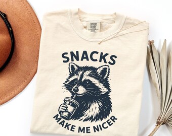Chemise Comfort Colors® Snacks make me plus agréable, T-shirt drôle de raton laveur, T-shirt à motif animalier mignon, T-shirt pour les amateurs de collations, T-shirt avec citations culinaires amusantes