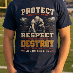 Peut inclure: Un t-shirt bleu marine avec un graphique représentant un joueur de football américain en position de départ sur un terrain. Le texte indique : PROTECT THOSE BEHIND YOU, RESPECT THOSE BESIDE YOU, DESTROY THOSE IN FRONT OF YOU, LIFE ON THE LINE.