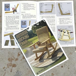 Op de afbeelding: Een projectplan voor een schommelstoel voor buiten. De omslag toont een voltooide houten schommelstoel op een terras. Instructies en diagrammen zijn zichtbaar, inclusief metingen in centimeters. De tekst luidt "Outdoor Rocking Chair Project Plan."