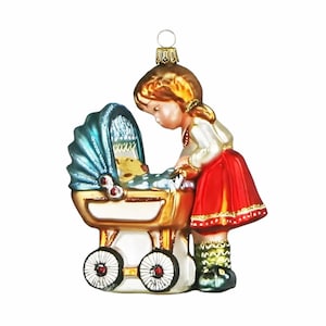 Bambina con una carrozzina