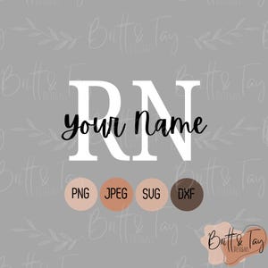 Könnte beinhalten: Weiße Buchstaben "RN" mit dem Text "your name" in schwarzer Kursivschrift darunter. Die Buchstaben befinden sich auf einem grauen Hintergrund mit einem floralen Muster. Unter den Buchstaben befinden sich vier Kreise mit dem Text "PNG", "JPEG", "SVG" und "DXF" in weiß.