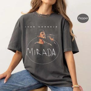 イヴァン・コルネホ・ミラーダ ツアーTシャツ、イヴァン・コルネホ・ミラーダ ツアーグッズ、ファンギフトTシャツまたはパーカー、メキシコ音楽アーティストシャツ、ユニセックスグラフィックTシャツ