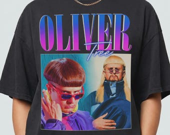 Puede incluir: Una camiseta negra de manga corta con el texto OLIVER Tree en una fuente con degradado azul y morado. Debajo del texto hay un gráfico que muestra a dos figuras con corte de tazón, una con gafas de sol rojas y chaqueta morada, la otra en azul.