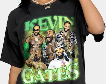 Puede incluir: Camiseta negra con un estampado gráfico verde y blanco de Kevin Gates. El gráfico presenta cuatro imágenes de Kevin Gates con el texto "KEVIN GATES" en una fuente de rayo verde.
