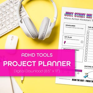 Puede incluir: Un planificador de proyectos con el texto "JUST START ME UP" y "ADHD TOOLS PROJECT PLANNER" sobre un fondo amarillo. Incluye un teclado, un ratón y auriculares. El planificador mide 21,6 cm x 27,9 cm.