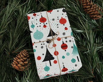 Könnte beinhalten: Eine weiße Geschenkbox mit weihnachtlichem Geschenkpapier. Das Papier zeigt ein sich wiederholendes Muster aus schwarzen Weihnachtsbäumen, roten und blauen Kugeln und weißen Schneeflocken. Die Box ist mit einem braunen Bindfaden gebunden.