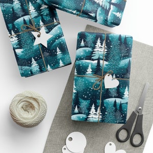 Bellissimi rotoli di carta da regalo natalizia con foresta invernale turchese 30" × 36" - 30" x 180"
