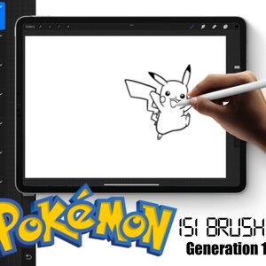 Può includere: Un'illustrazione digitale di Pikachu, un Pokémon di tipo elettrico giallo, che viene disegnato su un tablet digitale usando uno stilo. Lo schermo del tablet mostra un disegno a linea di Pikachu. Il testo "Pokémon 151 Brush Set Generation 1 Pokémon" è visibile sotto il tablet.