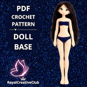 Könnte beinhalten: Eine gehäkelte Puppenbasis mit langen schwarzen Haaren, die einen marineblauen Bikini trägt. Das Bild enthält den Text "PDF Crochet Pattern Doll Base" und das RoyalCreativeClub-Logo.