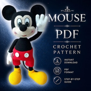 Könnte beinhalten: Gehäkelte Mickey Mouse Puppe in Schwarz, Rot, Gelb und Weiß. Die Puppe hat große schwarze Ohren, ein weißes Gesicht und trägt rote Shorts und gelbe Schuhe. Der Text "MOUSE PDF CROCHET PATTERN" ist enthalten.