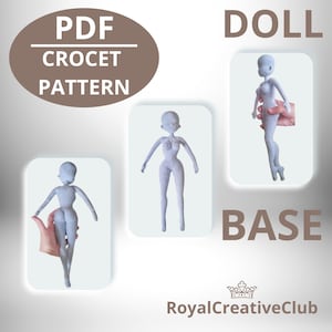 Könnte beinhalten: Ein PDF-Häkelmuster für eine Puppenbasis. Das Bild zeigt eine hellblaue gehäkelte Puppe in drei verschiedenen Posen. Der Text "PDF CROCHET PATTERN" steht oben und "DOLL BASE" unten.