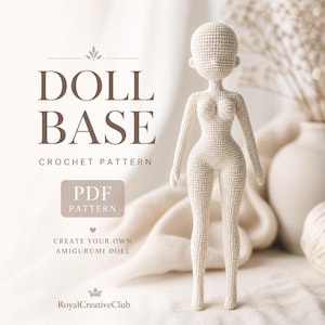 Peut inclure: Une base de poupée crochetée de couleur neutre se dresse au centre sur un fond flou et doux. La poupée a une apparence détaillée et texturée, avec des bras, des jambes et un torse défini. Le texte sur l'image indique "DOLL BASE CROCHET PATTERN PDF PATTERN CREATE YOUR OWN AMIGURUMI DOLL".