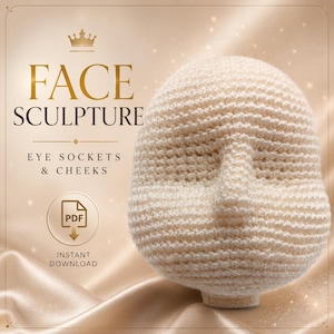 Op de afbeelding: Een crèmekleurig gehaakt gezichtssculptuur met een neus en gedefinieerde wangen. De tekst luidt FACE SCULPTURE EYE SOCKETS & CHEEKS, met een PDF-pictogram en de woorden INSTANT DOWNLOAD. Het ontwerp bevat een klein kroonpictogram boven de tekst.