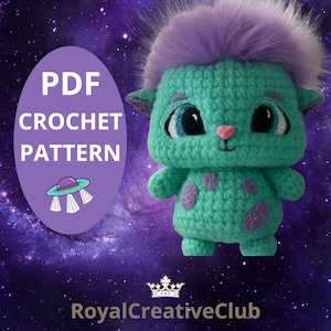 Può includere: Una bambola aliena all'uncinetto turchese con capelli e dettagli viola. La bambola ha grandi occhi blu, naso rosa e macchie viola. L'immagine include un ovale viola con il testo "PDF CROCHET PATTERN" e una grafica UFO.
