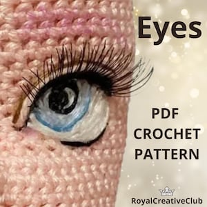 Peut inclure: Gros plan sur un œil de poupée crocheté avec de longs cils foncés. L'œil est peint avec des détails bleus et blancs, sur un fond rose crocheté. Le texte indique "Eyes" et "PDF CROCHET PATTERN".
