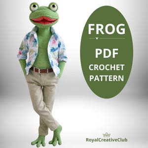 Puede incluir: Una muñeca de rana de ganchillo verde con una camisa floral, pantalones color caqui y un cinturón marrón. La rana tiene ojos grandes y una boca roja. La imagen incluye el texto "FROG PDF CROCHET PATTERN".