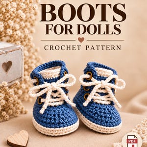 Puede incluir: Un patrón de ganchillo para botas de muñeca titulado BOOTS FOR DOLLS CROCHET PATTERN. La imagen muestra un par de zapatillas altas de ganchillo en azul y crema con cordones blancos y ojales marrones, presentado como un documento PDF digital.