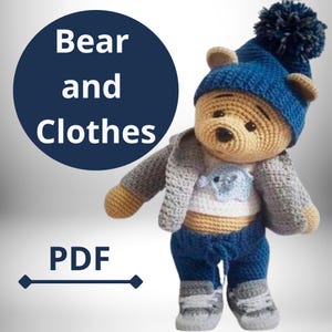 Könnte beinhalten: Häkelanleitung für einen Teddybären, der einen blauen Hut, eine graue Jacke, eine blaue Jeans und ein weißes Hemd trägt. Das Muster heißt "Bear and Clothes" und ist als PDF-Download erhältlich.