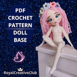 Puede incluir: Una muñeca de ganchillo con cabello rosa y ojos azules, adornada con una corona de flores. La muñeca está sentada sobre una superficie blanca. La imagen incluye el texto "PDF CROCHET PATTERN DOLL BASE" y el logotipo de RoyalCreativeClub.