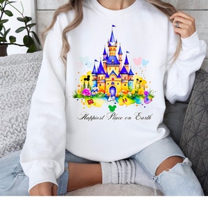 Camicia Disney vintage colorata: design floreale del castello Comfort Colors® BM® per il luogo più felice della terra/camicia vibrante del regno magico