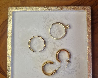 Handgefertigte Schmuckschale aus Beton mit Blattgold verziertem Rand - Schmuckaufbewahrung für Ringe, Ohrringe, Ketten, Earcuffs uvm