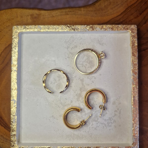 Handgefertigte Schmuckschale aus Beton mit Blattgold verziertem Rand - Schmuckaufbewahrung für Ringe, Ohrringe, Ketten, Earcuffs uvm