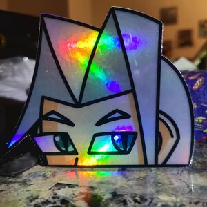 Ángel de un ala que mira fijamente