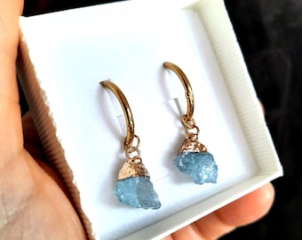 Boho ruwe aquamarijn hoepels Crystal sierlijke bungelen stijlvolle oorbellen Tiny Huggie gouden hoepel maart geboortesteen edelsteen natuurlijk blauw cadeau voor haar