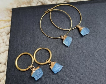Ruwe aquamarijnkristal sierlijke oorringen Boho goud Huggie Hoops hangoorbellen Geboortesteen edelsteen Selecteer je ruwe kristal DDP Nederland