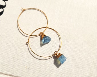 Sierlijke grote hoepel oorbellen rauwe aquamarijn kristal gouden hoepels maart geboortesteen sieraden natuurlijke helder blauwe aquamarijn edelsteen cadeau voor vrouw