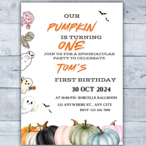 Puede incluir: Una invitación a una fiesta de cumpleaños de primer año con temática de Halloween con una calabaza que cumple un año. La invitación presenta un esquema de color espeluznante, naranja y negro con calabazas, fantasmas y murciélagos. El texto dice "Nuestra calabaza cumple un año. Únase a nosotros para una fiesta Spookiacular para celebrar el primer cumpleaños de Tom el 30 de octubre de 2024. A las 10:00 PM | Salón de baile Borcelle 123 Anywhere St., Any City RSVP-123-456-7890"