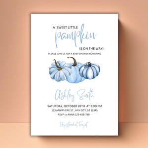 Een snoepje kleine pompoen is onderweg uitnodiging, de blauwe eetbare babyshower van de jongenspompoen nodigt uit, de babyshower van de pompoen van de babyshower van de herfst nodigt uit.