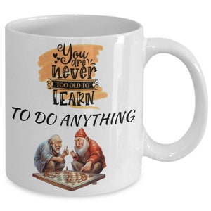 On n'est jamais trop vieux pour apprendre jeux de dames Mug en céramique blanche pour les vacances et les collègues de bureau 11 oz vous n'êtes jamais trop vieux pour apprendre vérifiez... image 1